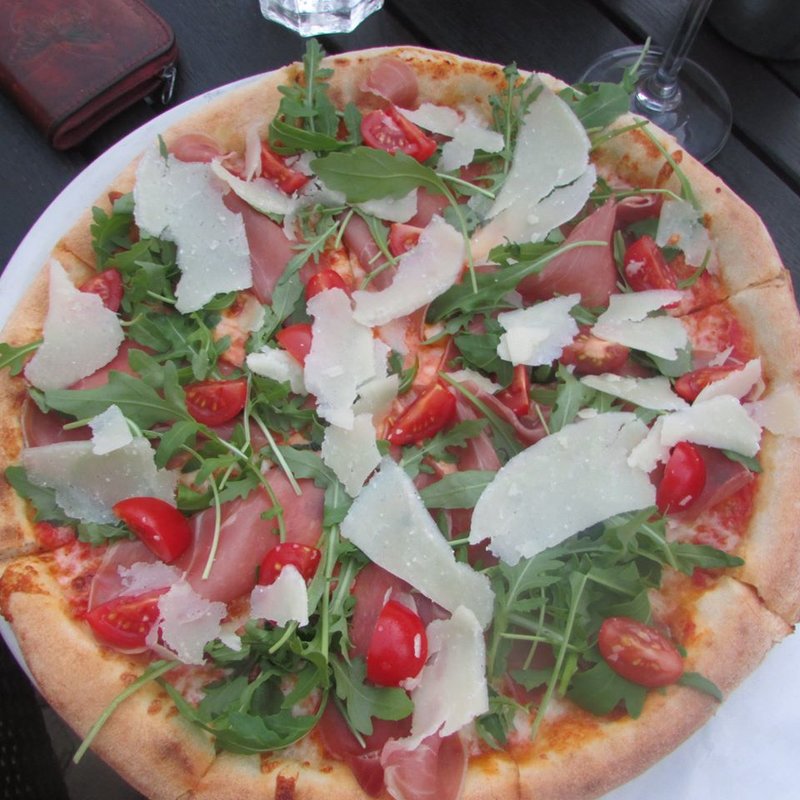 Pizzar cu minima experienta cuptor cu lemne si bucatar cu experienta